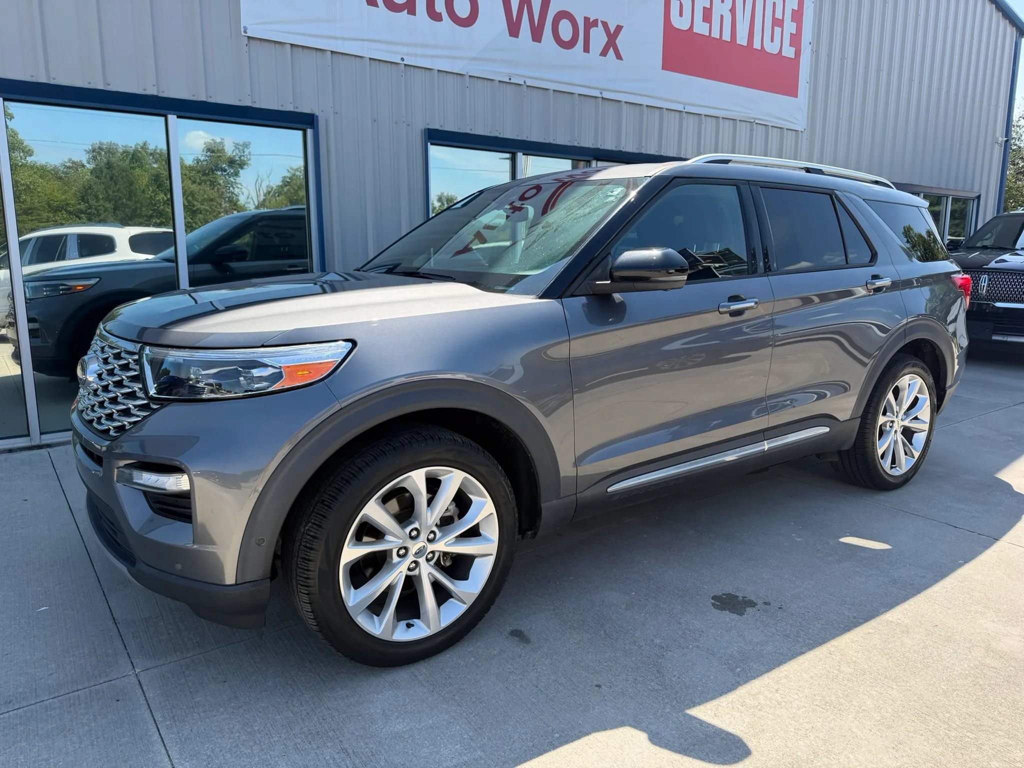 Used 2021 Ford Explorer Platinum w/ Equipment Group 601A AWD/4WD image 2