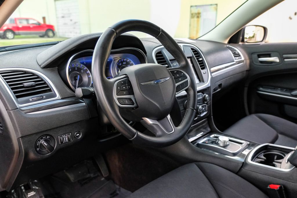 Used 2019 Chrysler 300 Touring w/ Sport Appearance Package image 5