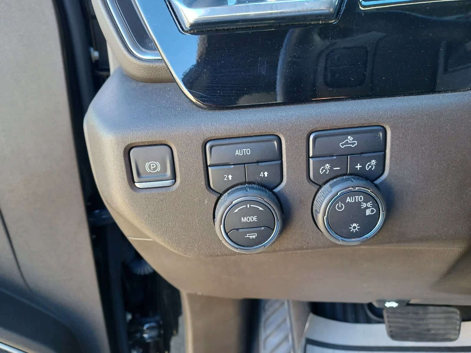 Used 2025 Chevrolet Silverado 1500 LT AWD/4WD image 14