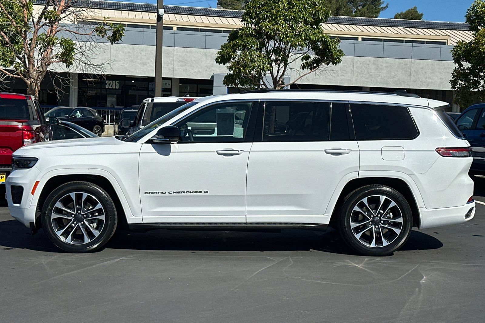 Certified 2024 Jeep Grand Cherokee L Overland w/ Trailer Tow Package AWD/4WD image 7