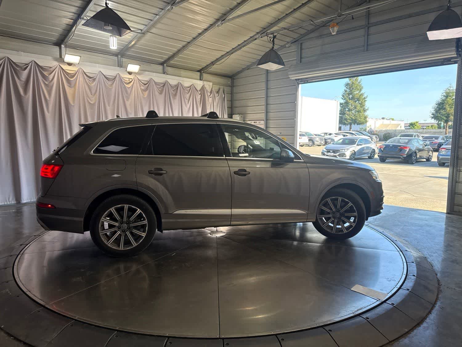 Used 2017 Audi Q7 3.0T Premium Plus w/ Premium Plus Package AWD/4WD image 4