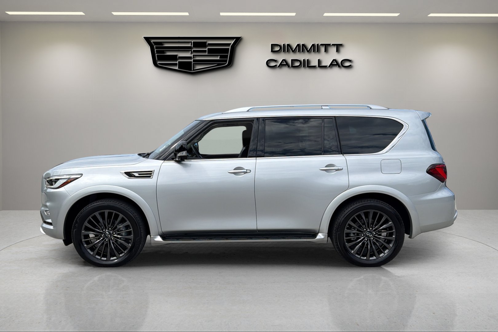 Used 2023 INFINITI QX80 Premium Select w/ Cargo Package AWD/4WD image 2