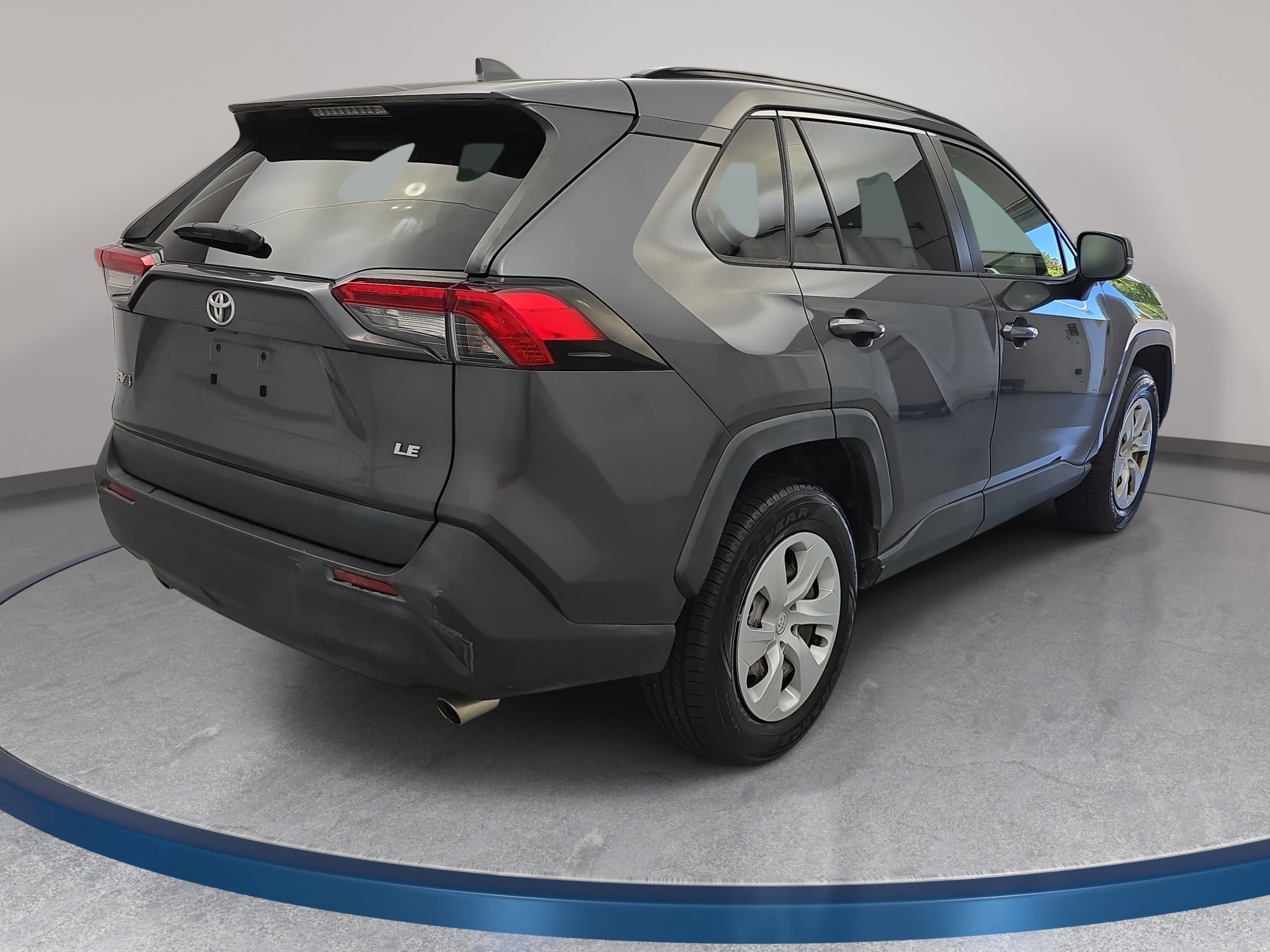 Used 2019 Toyota RAV4 LE FWD image 5