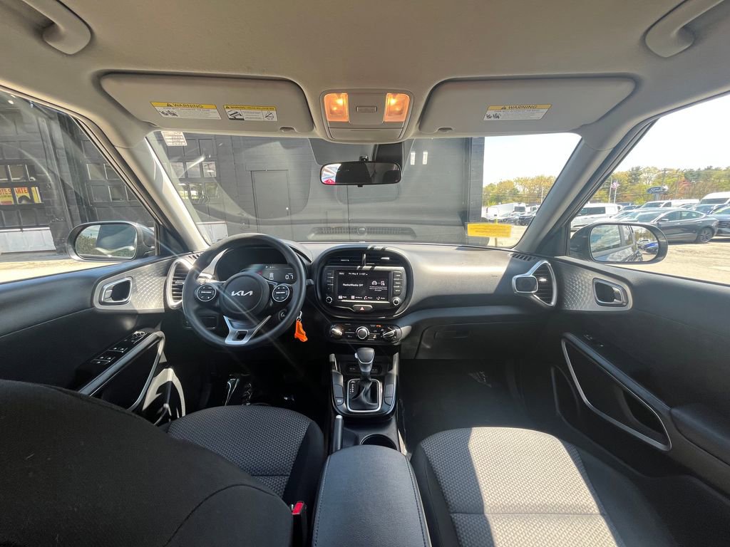 Used 2025 Kia Soul LX w/ LX Technology Package FWD image 17