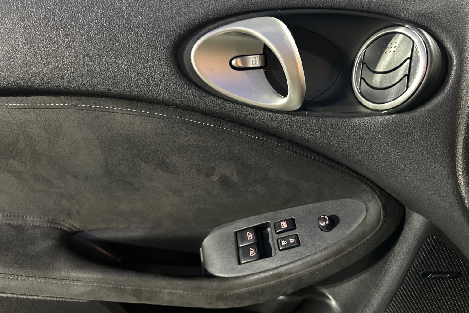 Used 2018 Nissan 370Z Touring image 11