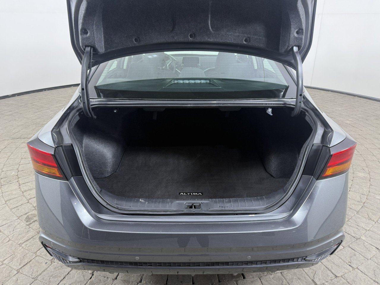 Used 2025 Nissan Altima 2.5 SV image 7