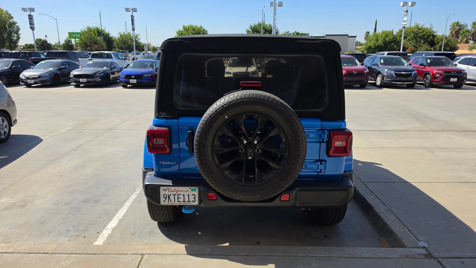 Used 2024 Jeep Wrangler Unlimited Sahara w/ Technology Group AWD/4WD image 5