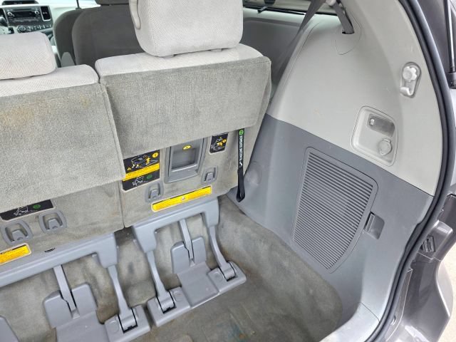 Used 2014 Toyota Sienna LE AWD/4WD image 70