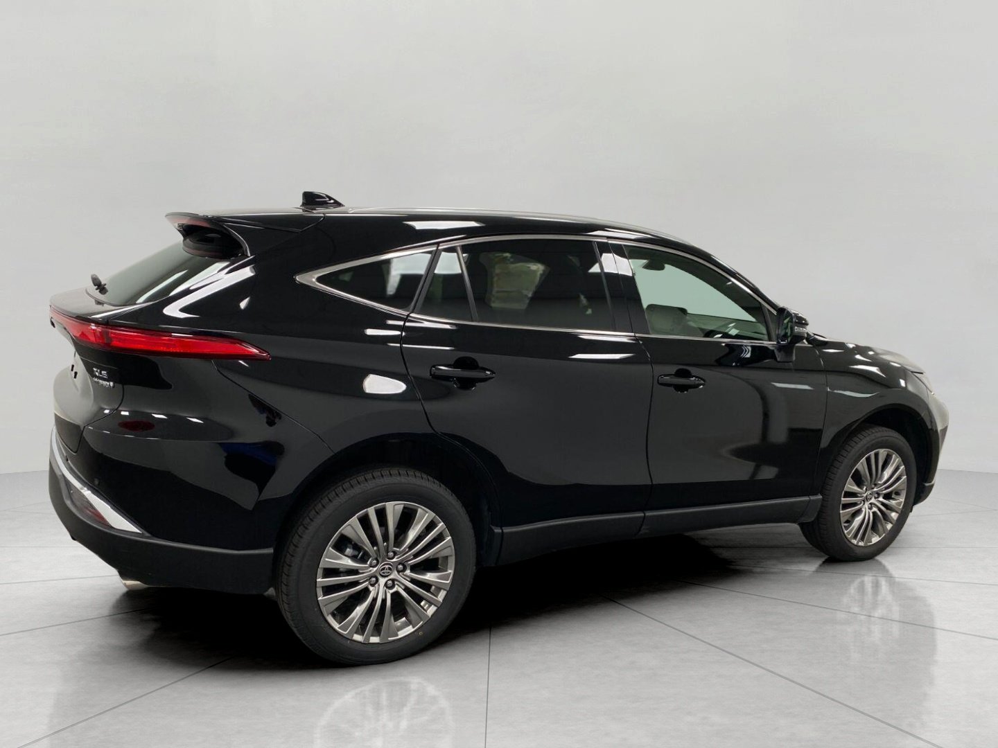 Used 2022 Toyota Venza XLE AWD/4WD image 3