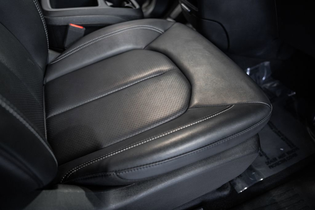 Used 2025 Chrysler Pacifica Select image 38