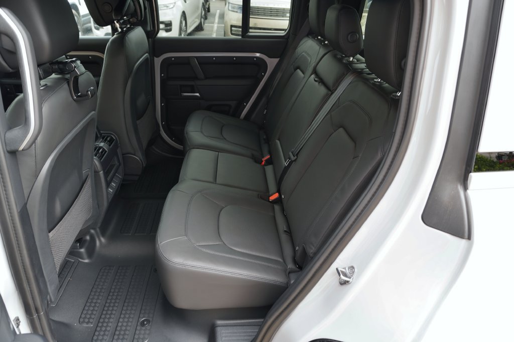 New 2026 Land Rover Defender 110 X-Dynamic SE AWD/4WD image 27