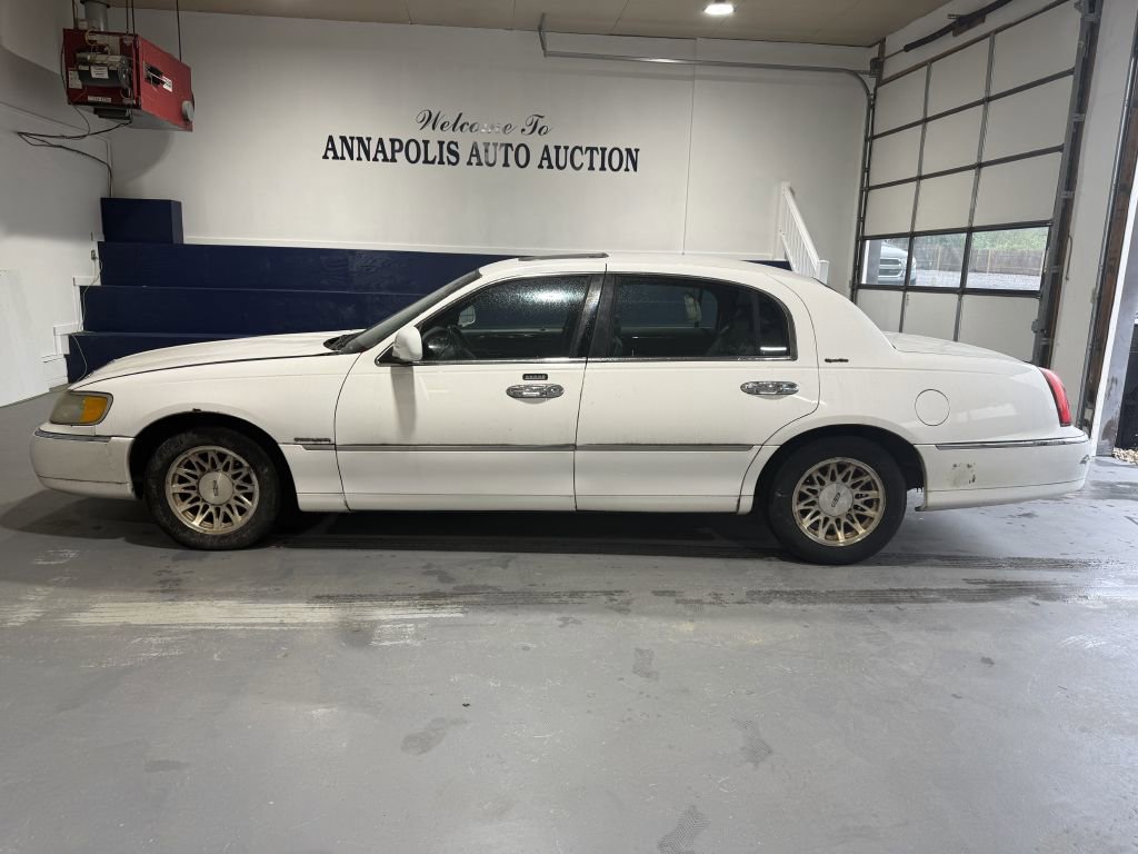 Used 1999 Lincoln Town Car Signature