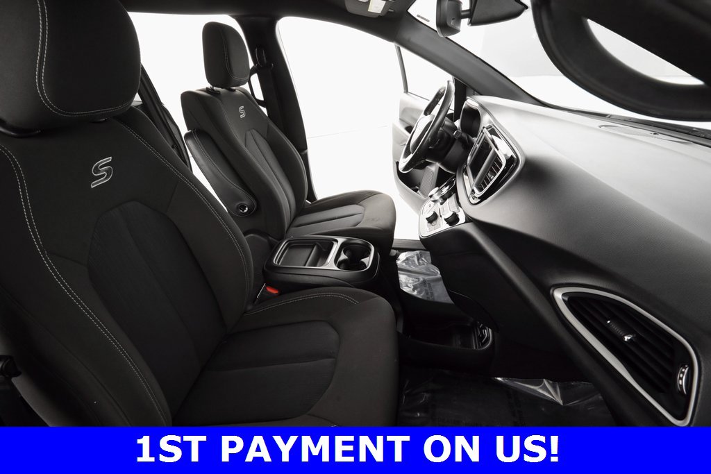 Used 2020 Chrysler Pacifica Touring w/ S Appearance Package image 12