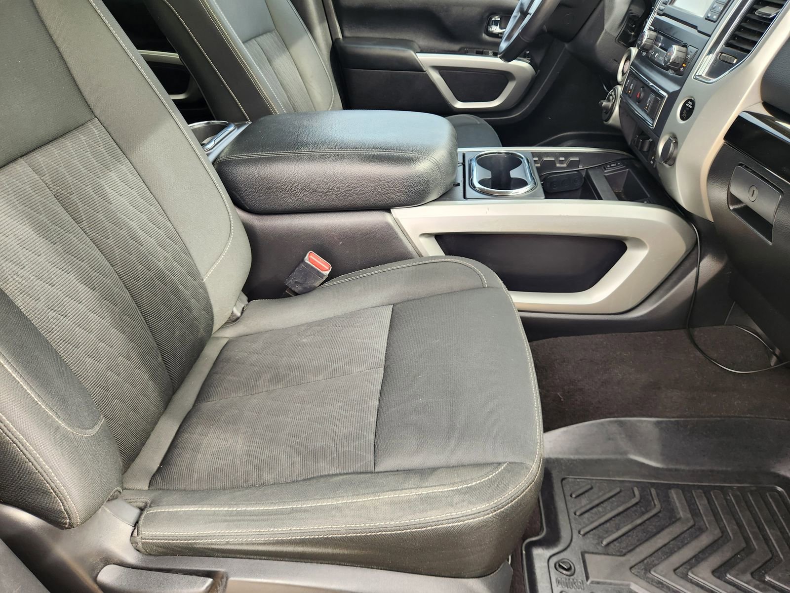 Used 2018 Nissan Titan SV w/ SV Convenience Package image 14