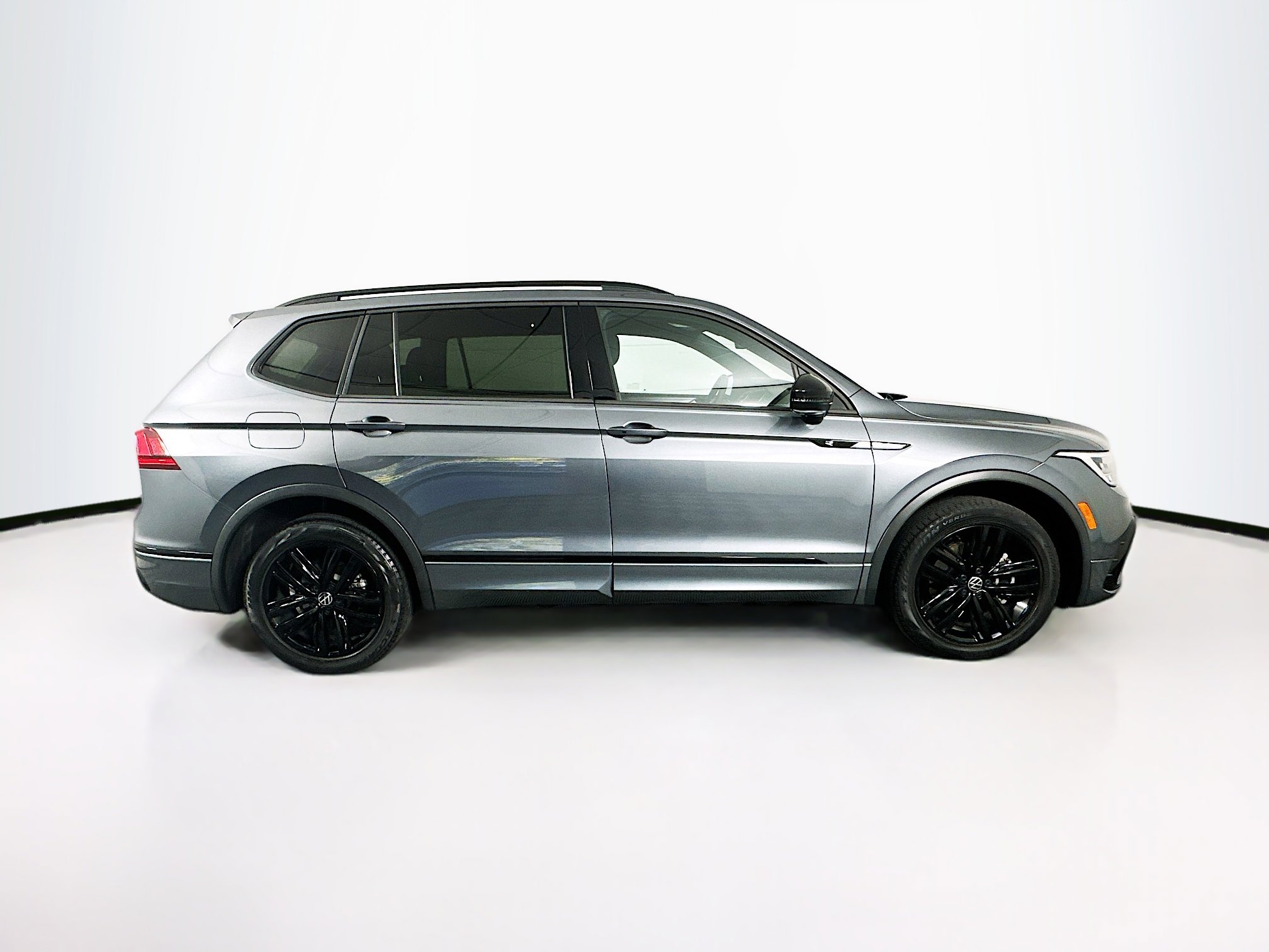 Used 2022 Volkswagen Tiguan SE R-Line image 10