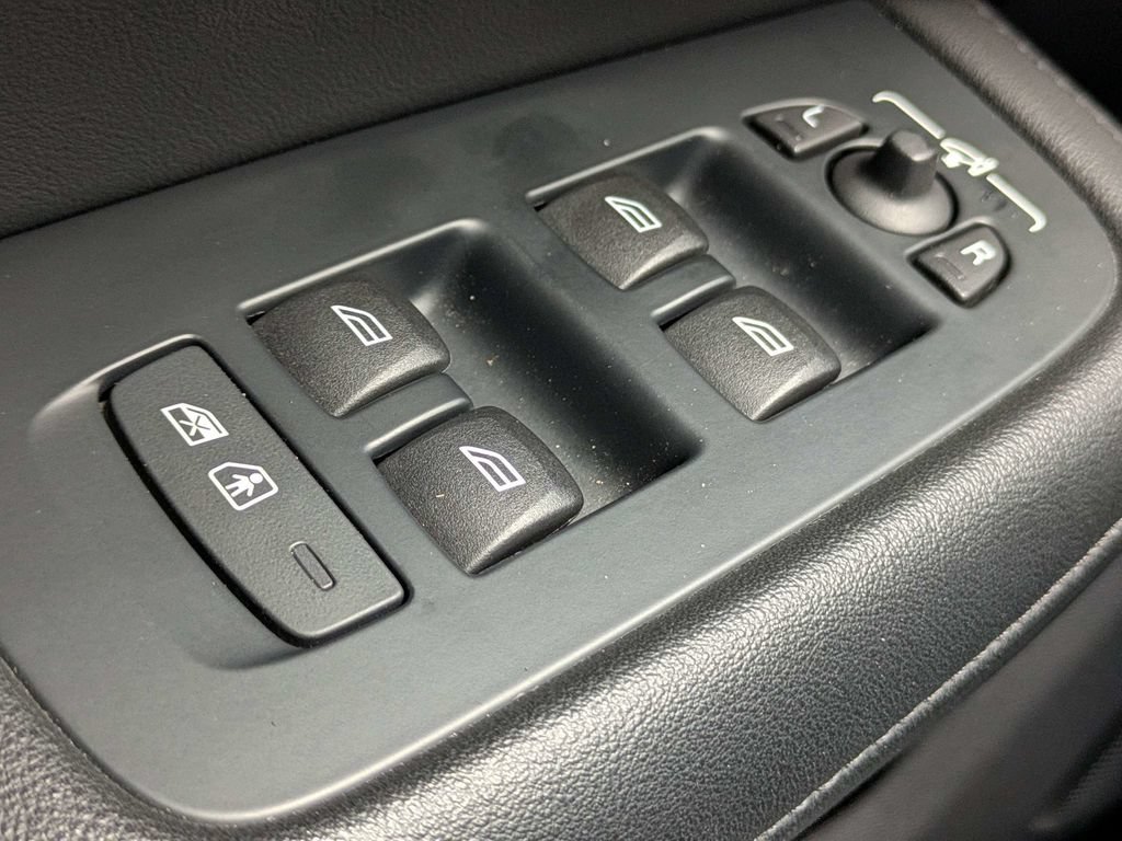 Certified 2025 Volvo S60 B5 Plus AWD/4WD image 23