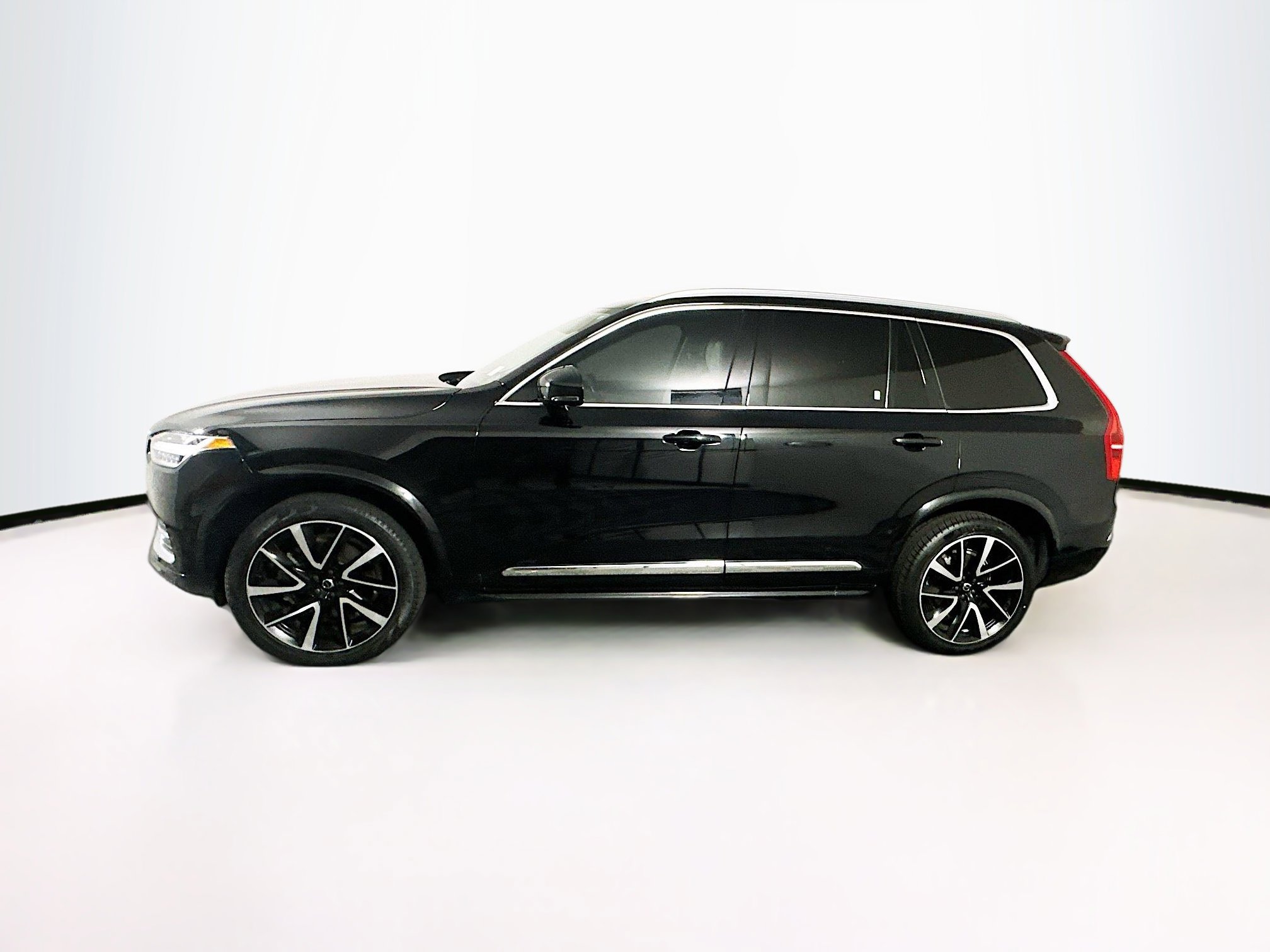 Used 2024 Volvo XC90 B6 Plus image 4