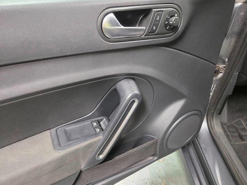 Used 2013 Volkswagen Beetle 2.5 image 31