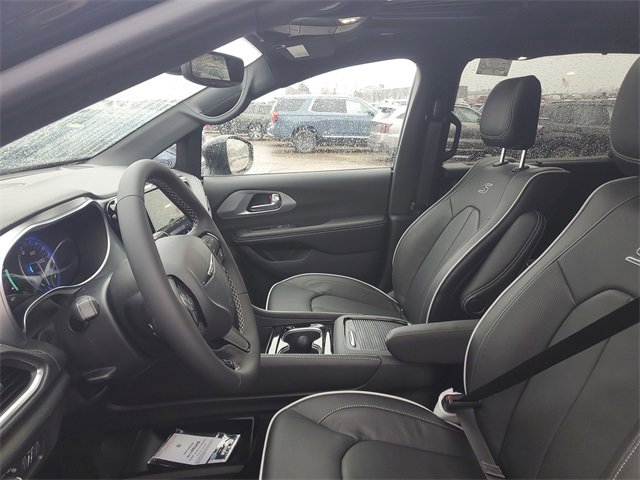 New 2026 Chrysler Pacifica Limited w/ Uconnect Theater Family Group image 18