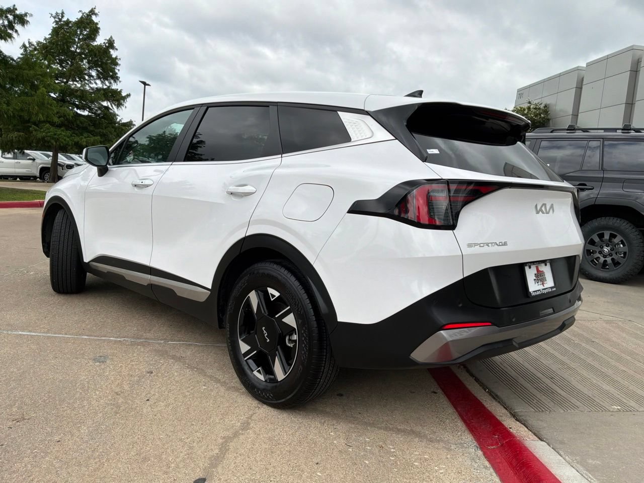 Used 2026 Kia Sportage LX FWD image 8