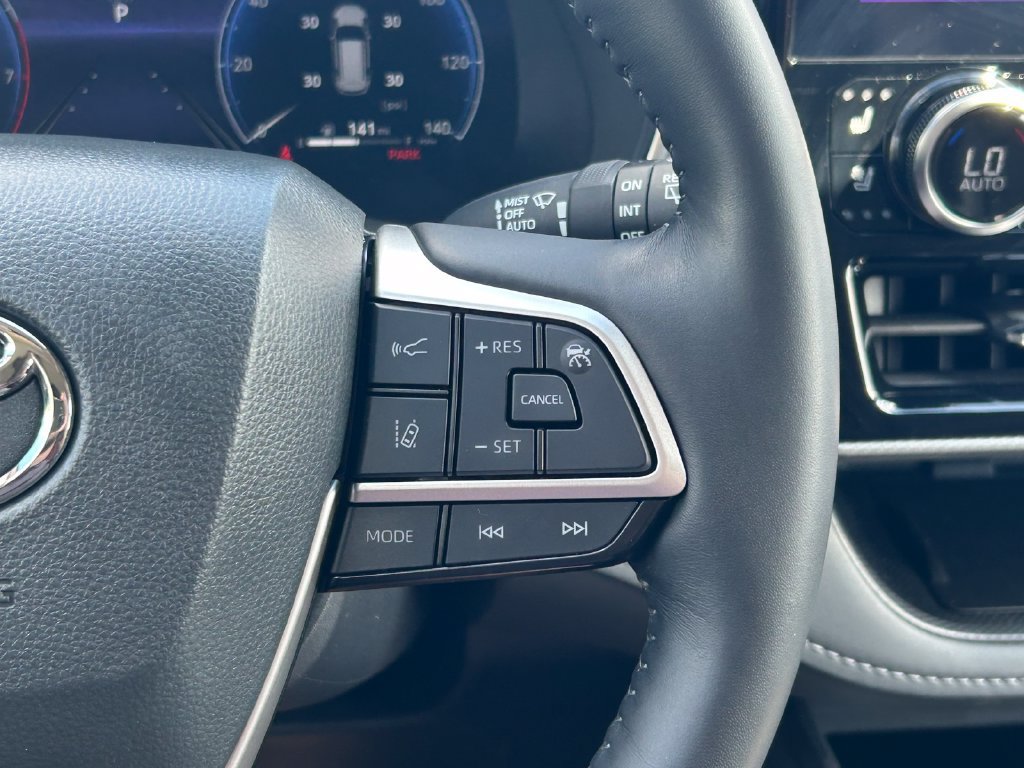 Used 2024 Toyota Highlander Platinum FWD image 44
