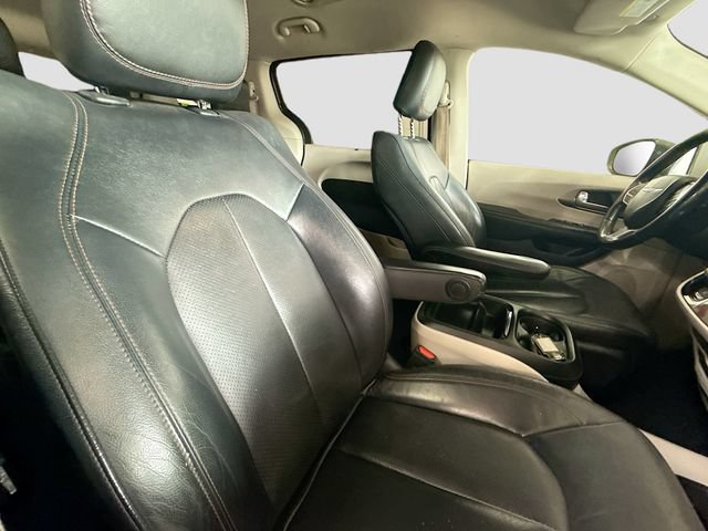 Used 2020 Chrysler Pacifica Touring-L FWD image 28