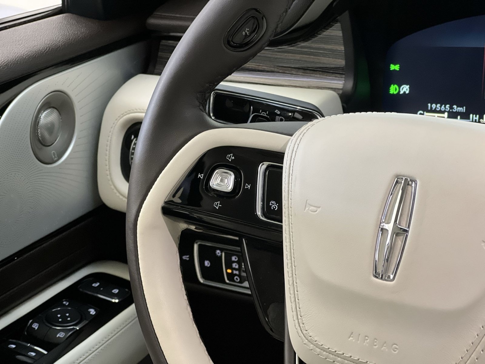 Used 2023 Lincoln Aviator Black Label AWD/4WD image 36