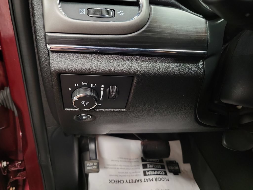 Used 2020 Jeep Grand Cherokee Limited AWD/4WD image 29