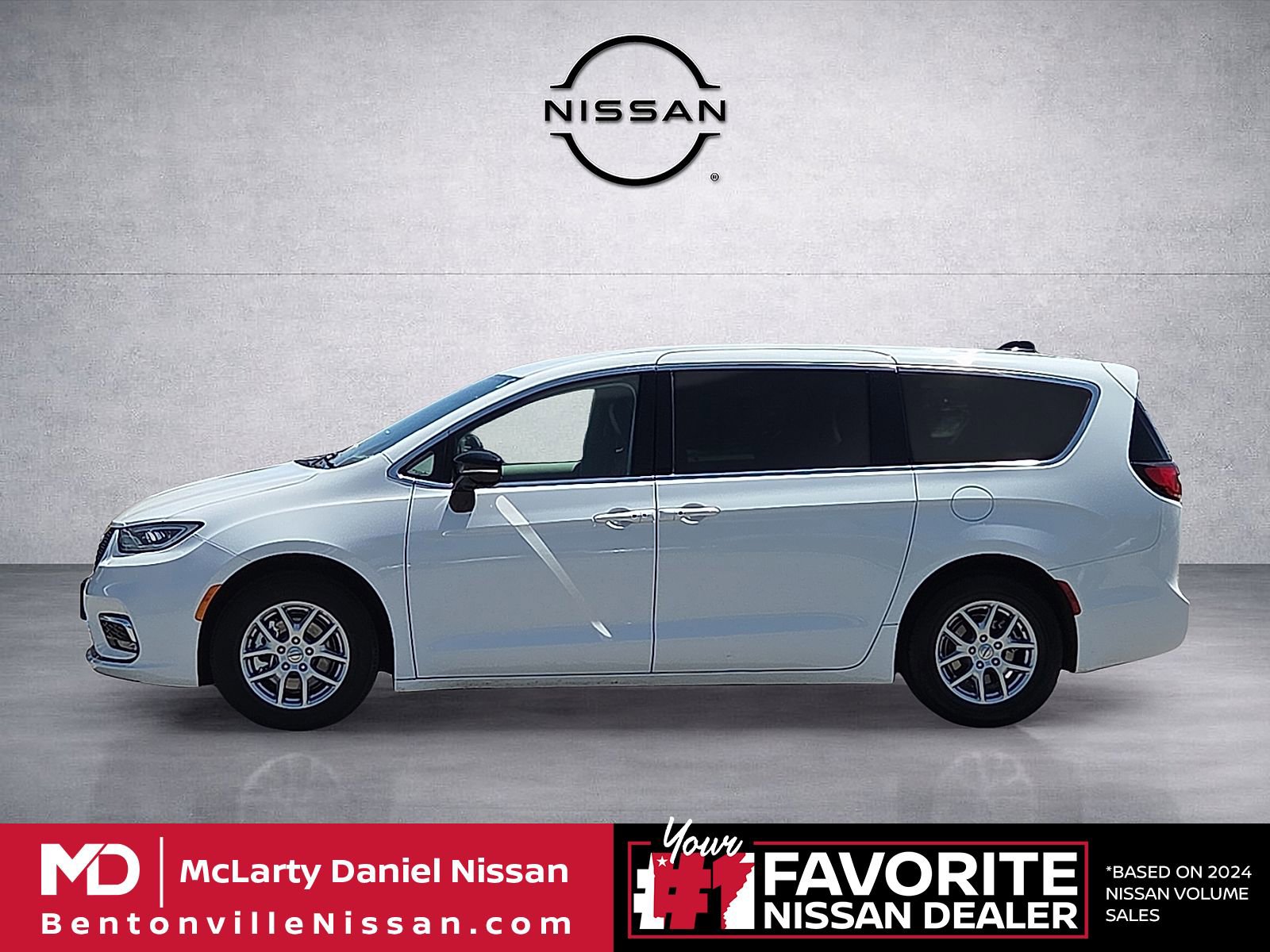 Used 2024 Chrysler Pacifica Touring-L FWD image 3