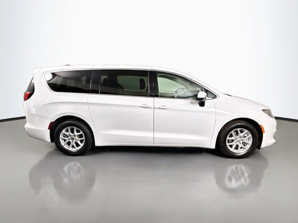 Used 2022 Chrysler Voyager LX FWD image 11