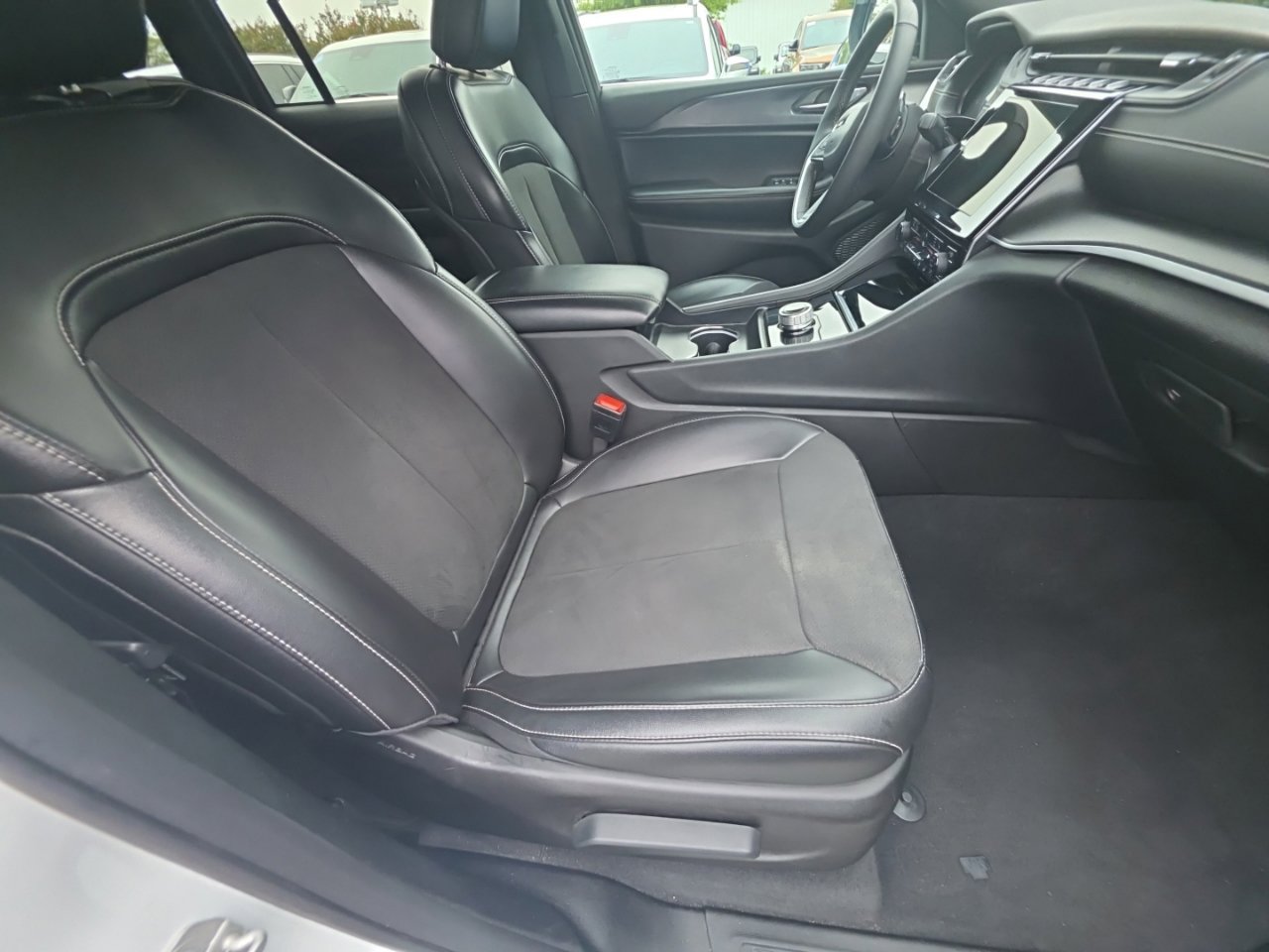 Used 2025 Jeep Grand Cherokee Altitude AWD/4WD image 19