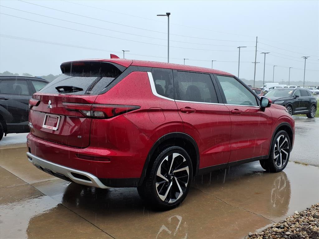 Used 2024 Mitsubishi Outlander AWD image 3