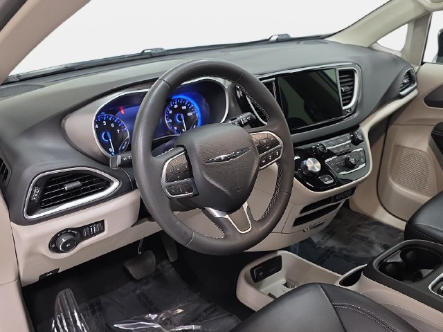 Used 2024 Chrysler Pacifica Touring-L FWD image 16