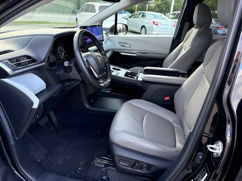 Used 2025 Toyota Sienna XLE FWD image 14