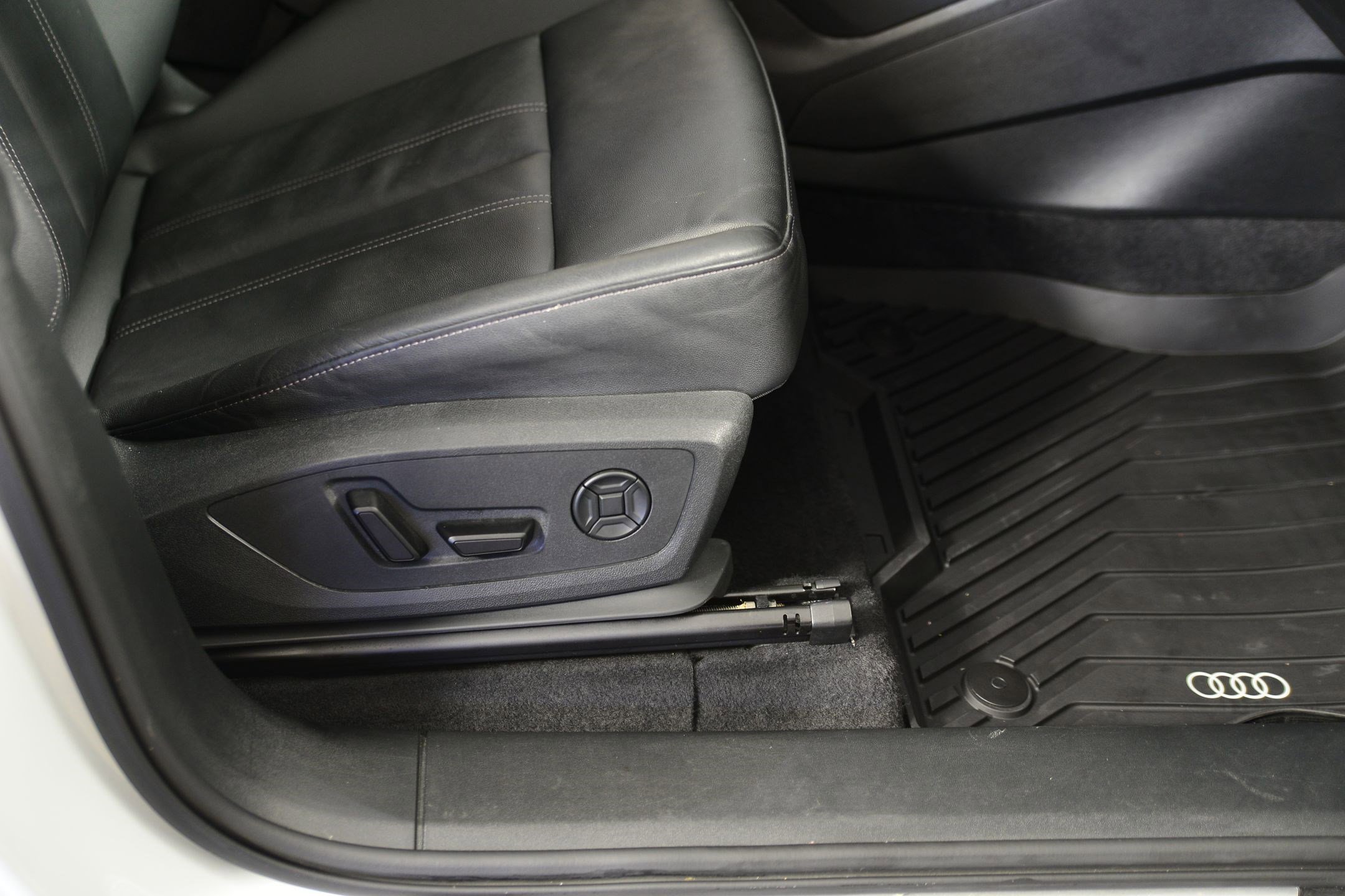 Certified 2025 Audi Q6 e-tron Premium w/ Convenience Package image 10