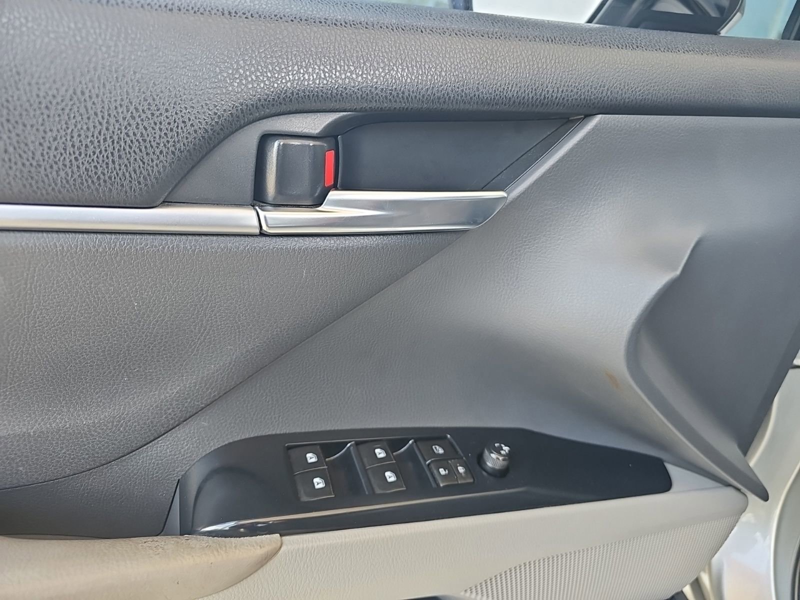 Used 2018 Toyota Camry LE FWD image 4