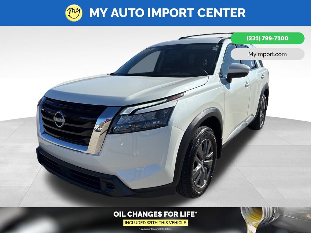 Used 2024 Nissan Pathfinder SV image 3