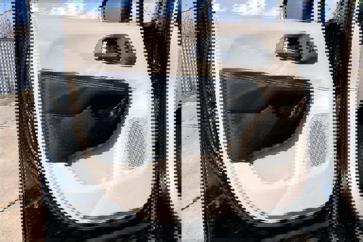 Used 2023 Chrysler Pacifica Touring-L image 20