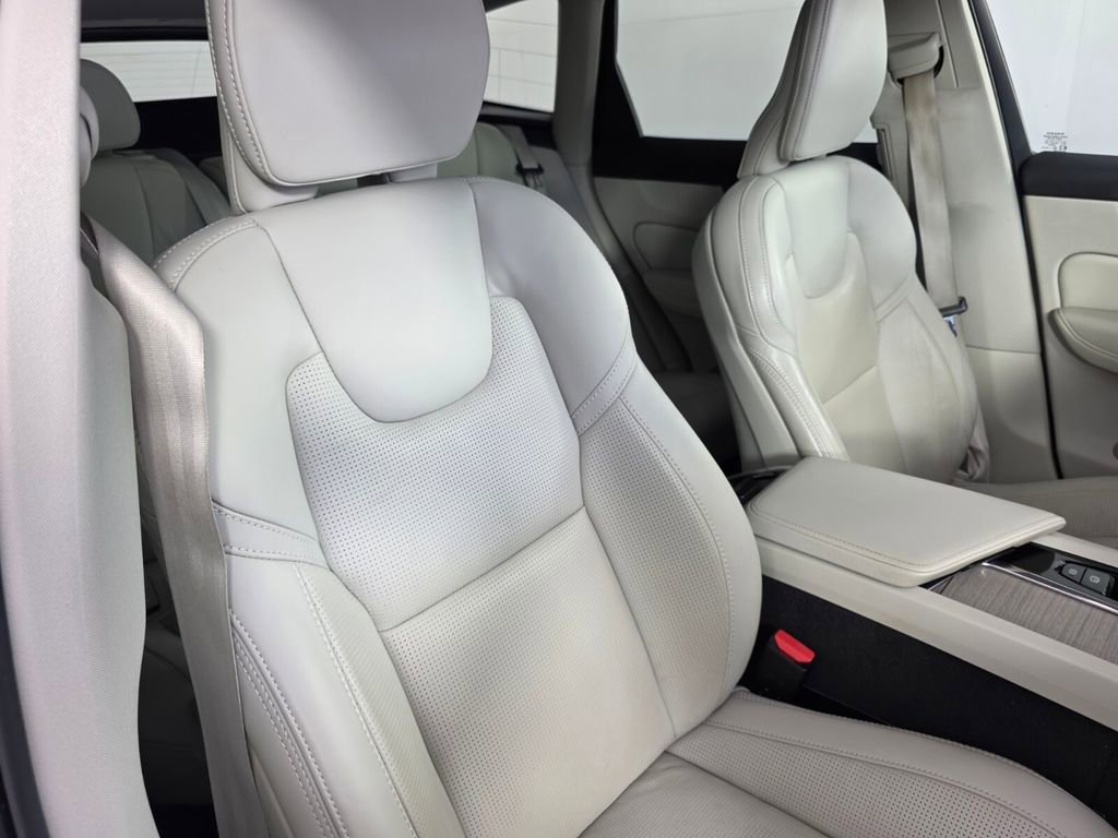 Used 2022 Volvo XC60 B5 Inscription w/ Protection Package Premier image 29