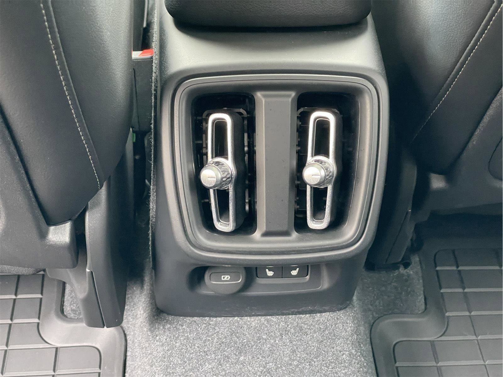 Used 2024 Volvo XC40 B5 Plus w/ Climate Package image 17