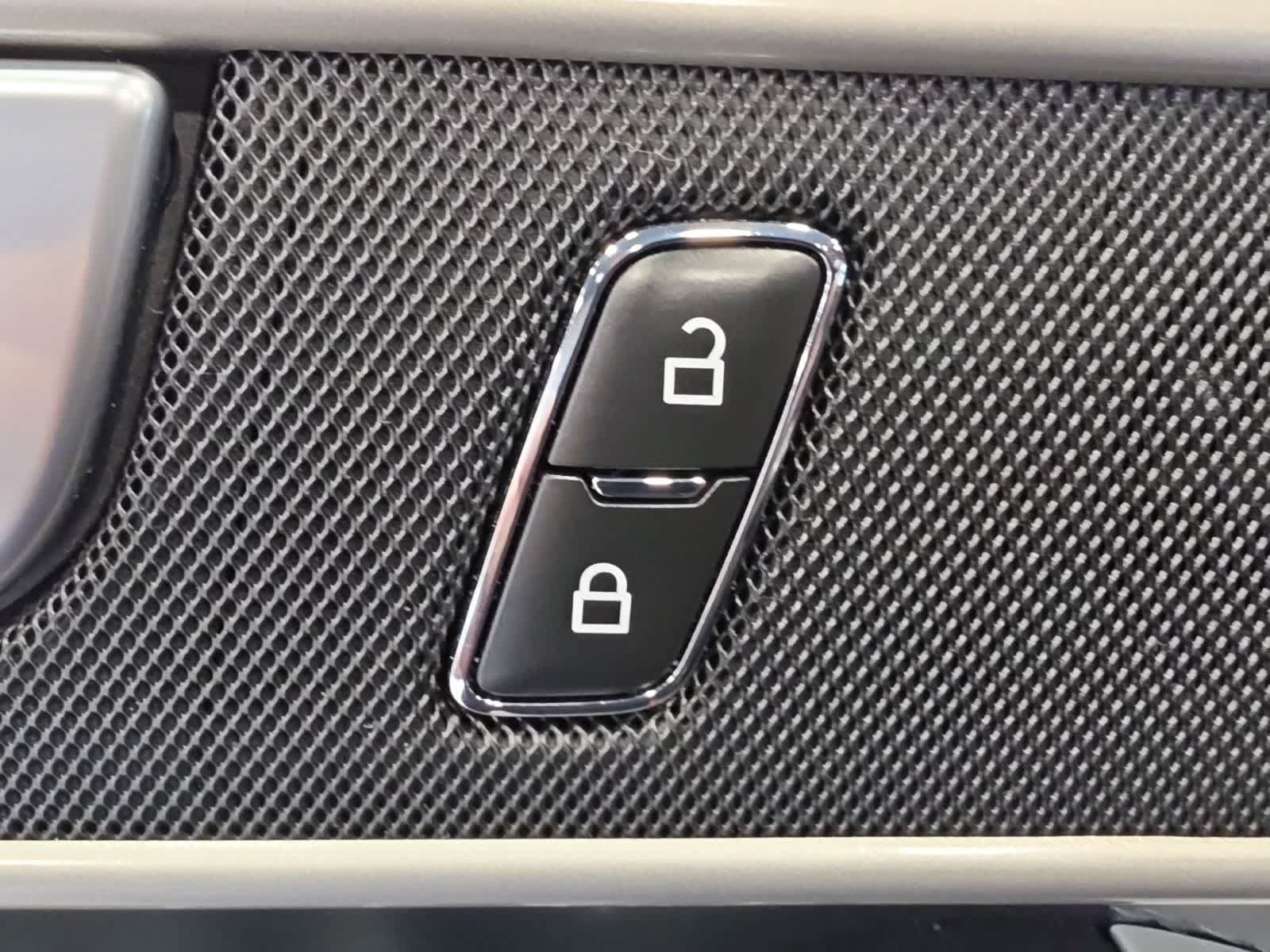 Used 2023 Ford Explorer XLT w/ Equipment Group 202A AWD/4WD image 18
