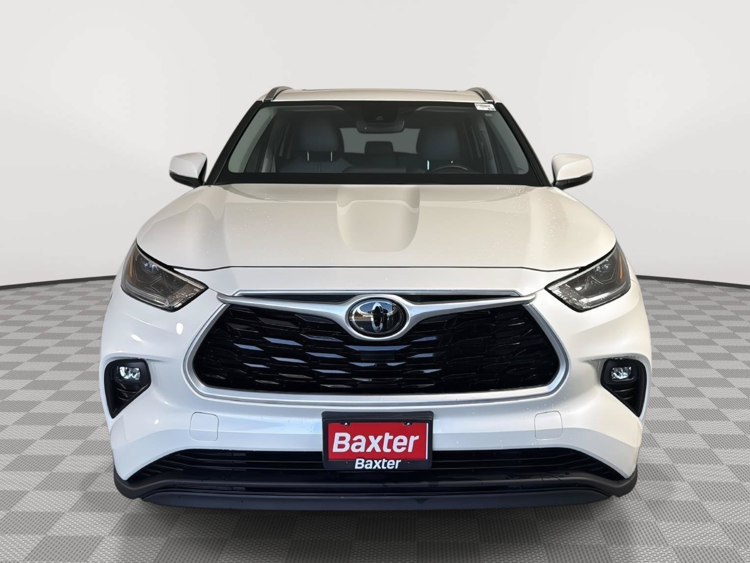 Used 2021 Toyota Highlander XLE AWD/4WD image 2