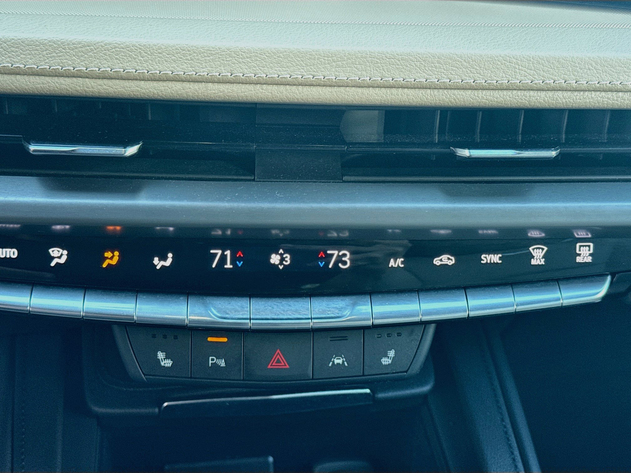 Used 2024 Cadillac XT4 Luxury w/ Cold Weather Package FWD image 12