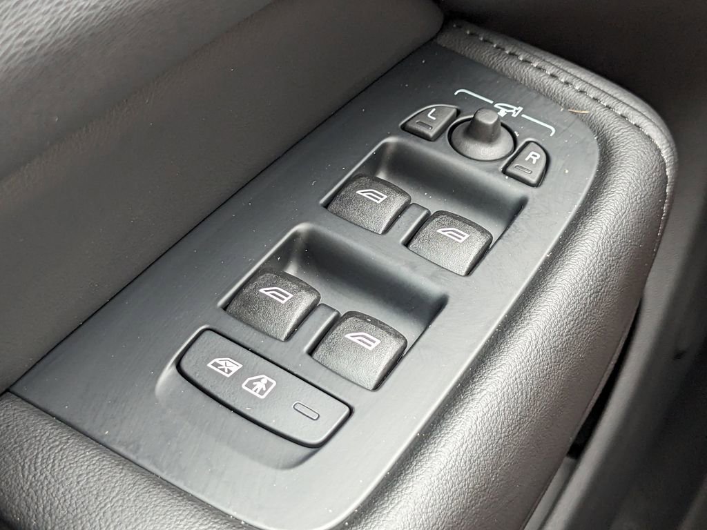 New 2025 Volvo XC60 B5 Plus w/ Protection Package Premier image 27