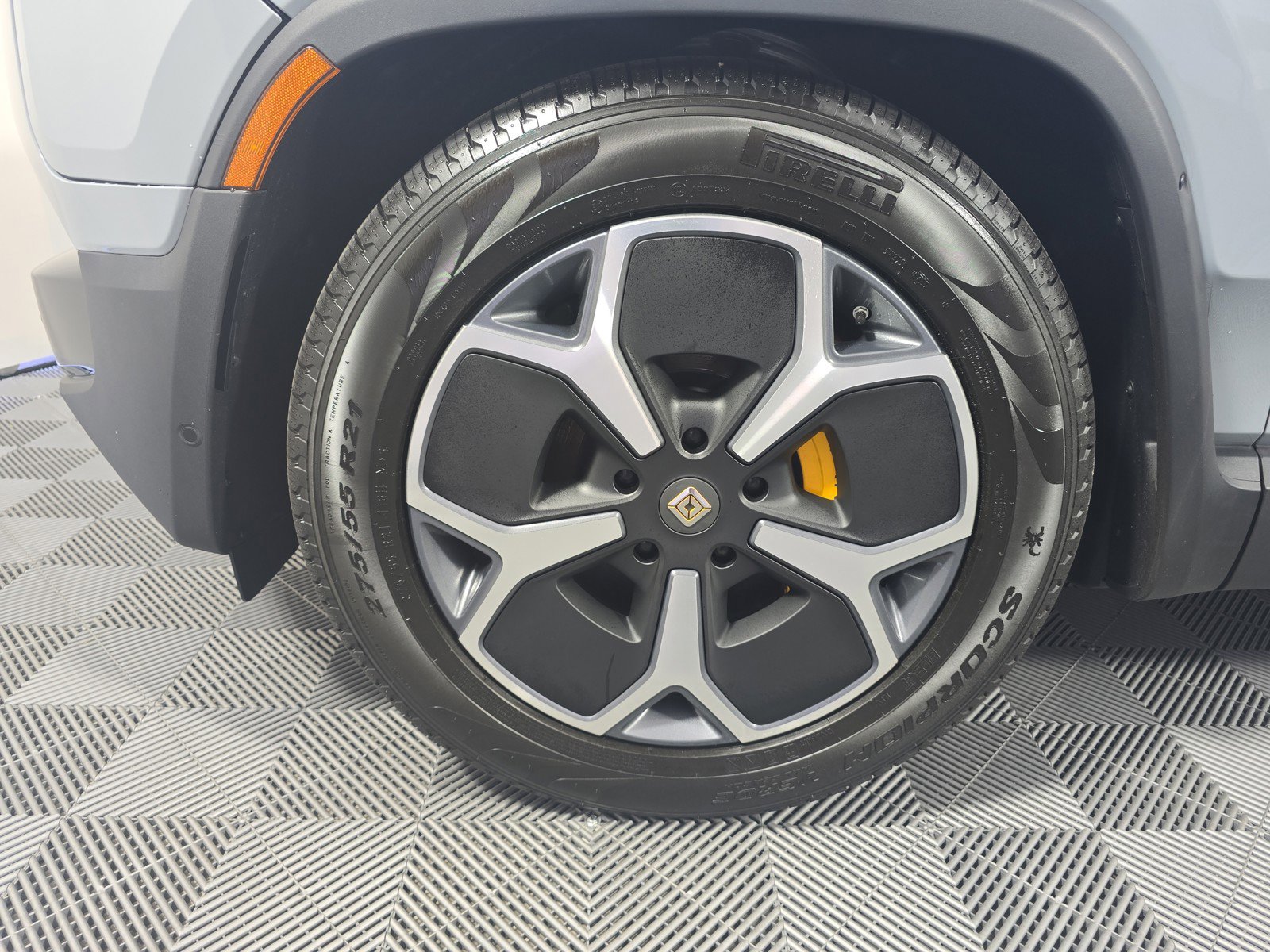 Used 2024 Rivian R1S Adventure AWD/4WD image 9
