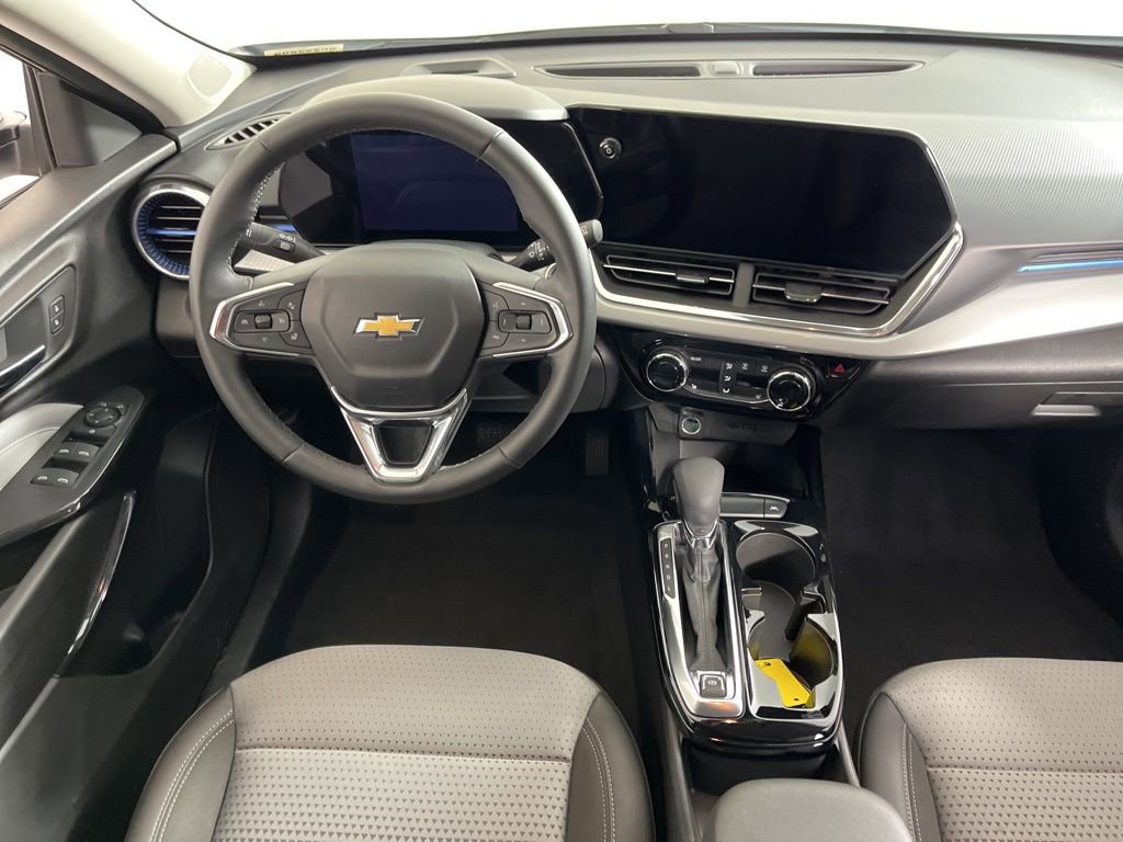 Used 2025 Chevrolet Trax LT w/ LT Convenience Package image 5