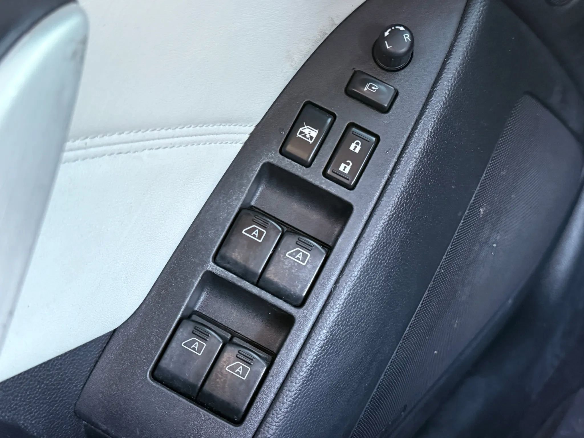 Used 2010 INFINITI G37 Sport w/ Premium Pkg image 23