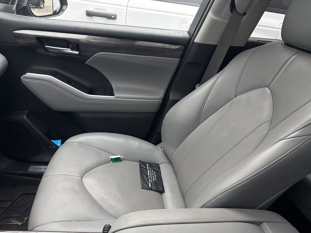 Used 2021 Toyota Highlander Limited image 16