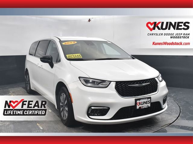 Used 2024 Chrysler Pacifica Select image 1