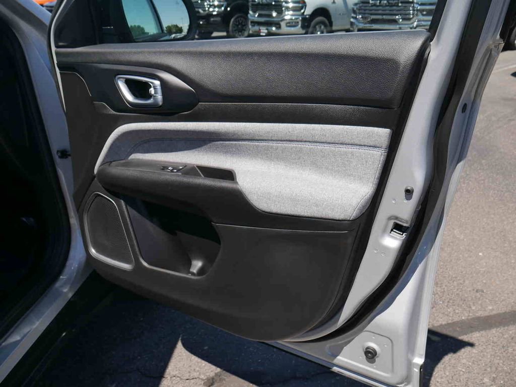 New 2025 Jeep Compass Latitude image 22